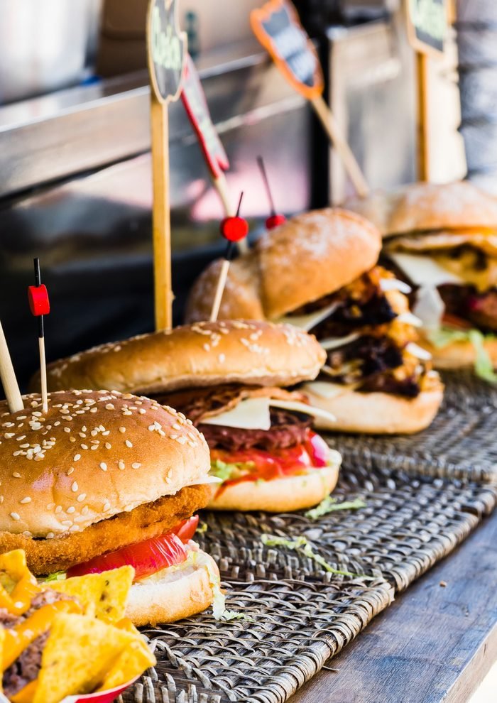 Hamburgueses artesanes en un food truck